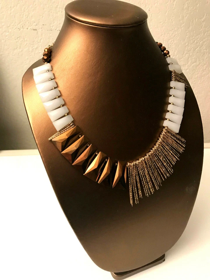 ¡REBAJADO! Impresionante, elegante collar babero de metal Anthropologie blanco lucite nuevo sin etiquetas Foto 2 de 4