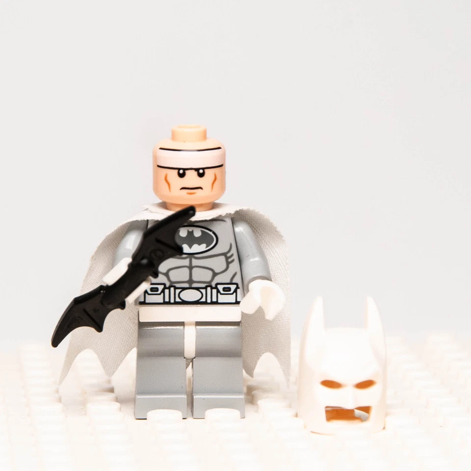 LEGO Arctic Batman Minifigura - Traje Blanco y Gris (sh047) 76000 con Batarang Foto 3 de 4