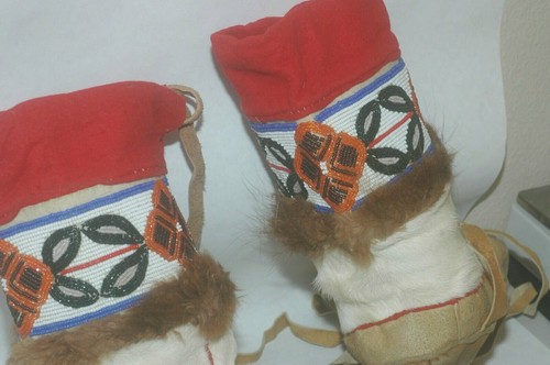 Fine Pair of Native American Beaded Fur Buckskin Mukluks Boots size 8-8.5 - Picture 11 of 12