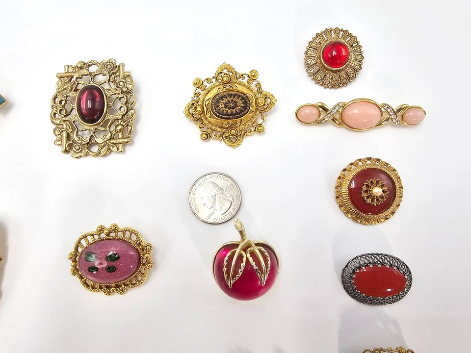 40 Piece Vintage Brooch Lot Stones Resin Many Signed Fashion Costume Jewerly Lot - Image 4 of 4