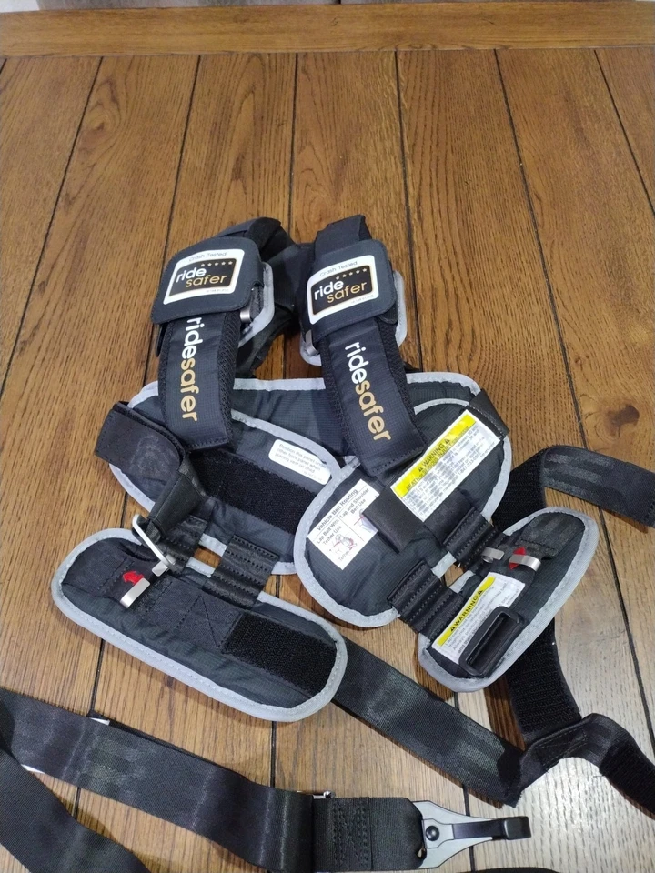 Chaleco de viaje Ride Safer para niños negro talla pequeña (30-60 libras) JD14101BLG Foto 2 de 4