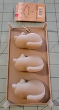Daiso Brand: Gray Silicone Cake Mold With 3 Cats - Brand New With Free Shipping