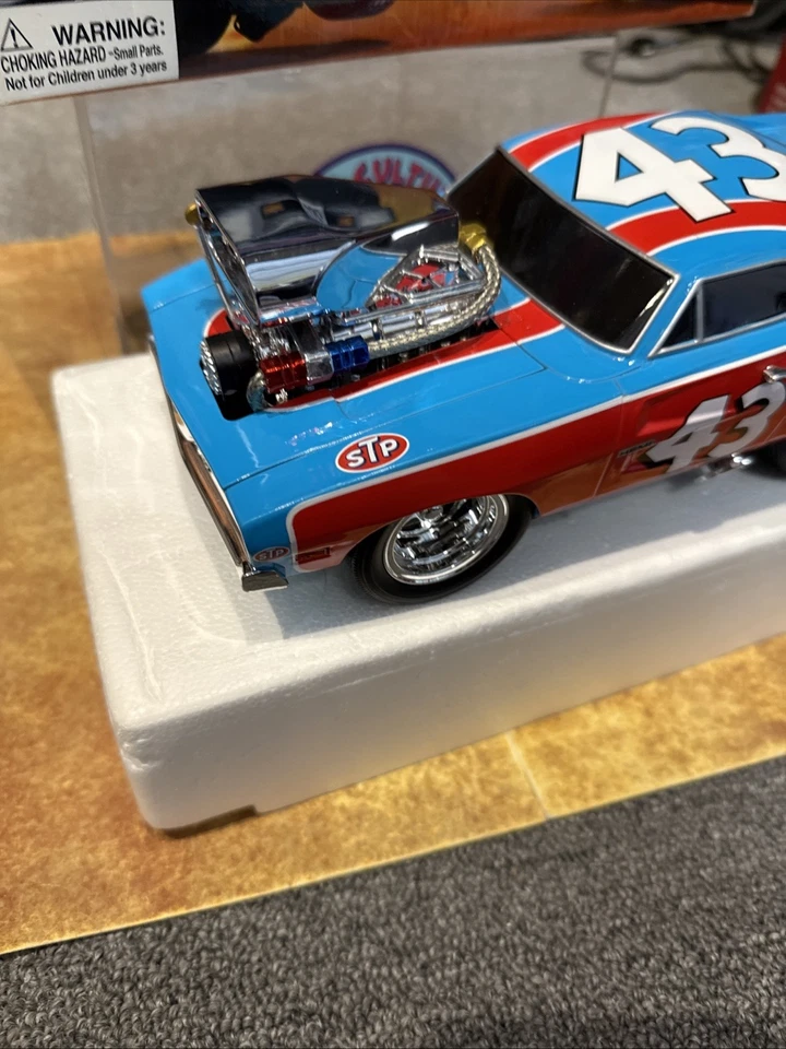 Muscle Machines Nascar '68 Dodge HEMI Dart #43 Richard Petty STP 1:18 scale - Image 3 of 4