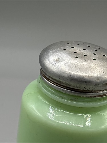 Jeanette Glass 4.75” Jadeite Beehive Ribbed Flour Shaker Uranium UV Glow - Picture 5 of 5