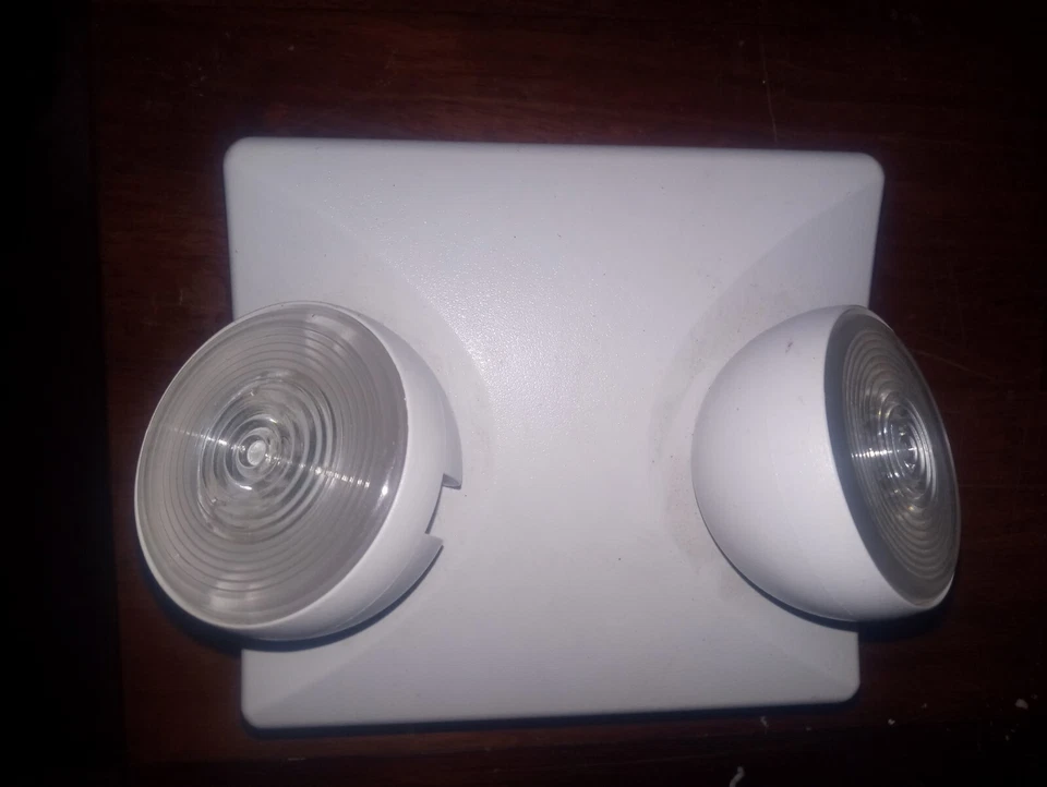 Egress /Emergency Light, A/C Battery Back Up, 90 Min Led, Wall Mount 120-277V - Image 2 of 2