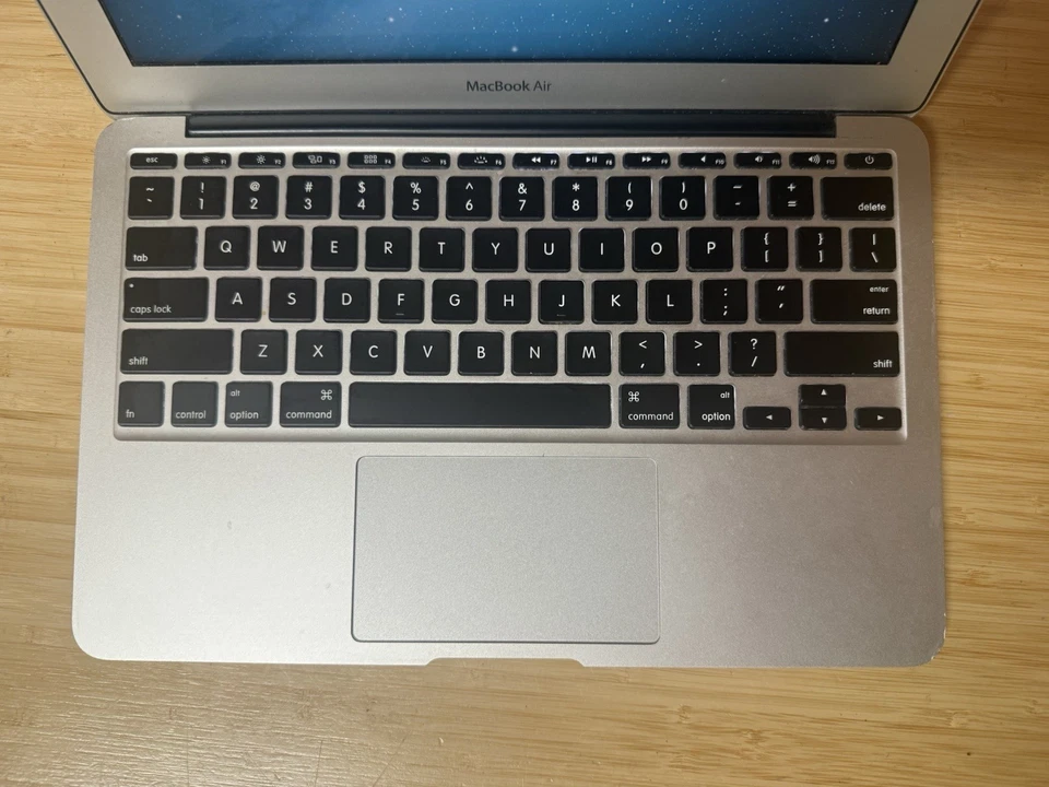 Apple MacBook Air 11 inch, Mid 2013, 256GB SSD, Intel i5 1.3GHz, 4GB RAM  - Image 2 of 4