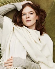SEXY ROSE LESLIE 8x10 PHOTO *
