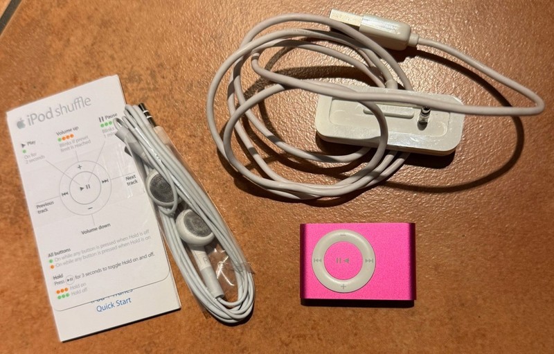 Apple iPod Shuffle 2nd Gen 1GB Pink A1204 Bundled w/ Cable Sheet Charger & Base