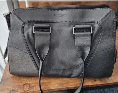 Sac Lancel Paris cuir noir porté épaule - Photo 1/4