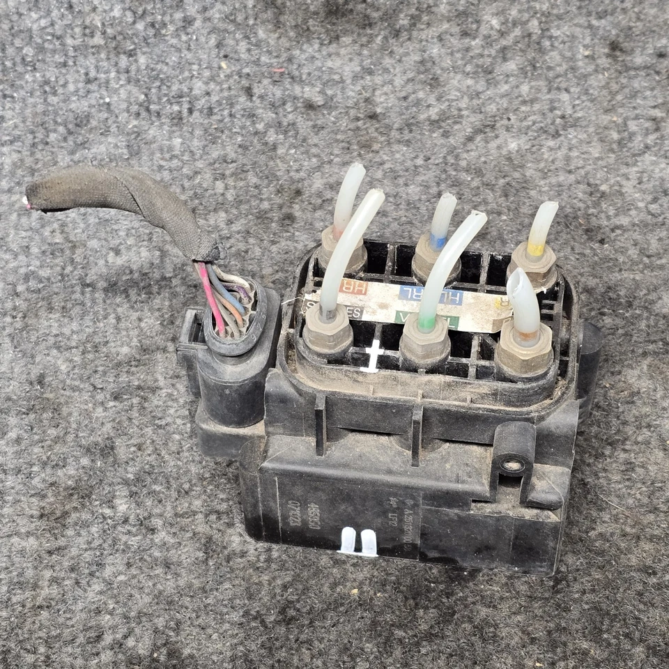 2008 Mercedes Benz GL320 cdi 4MATIC Air Suspension Valve Block - Image 3 of 4