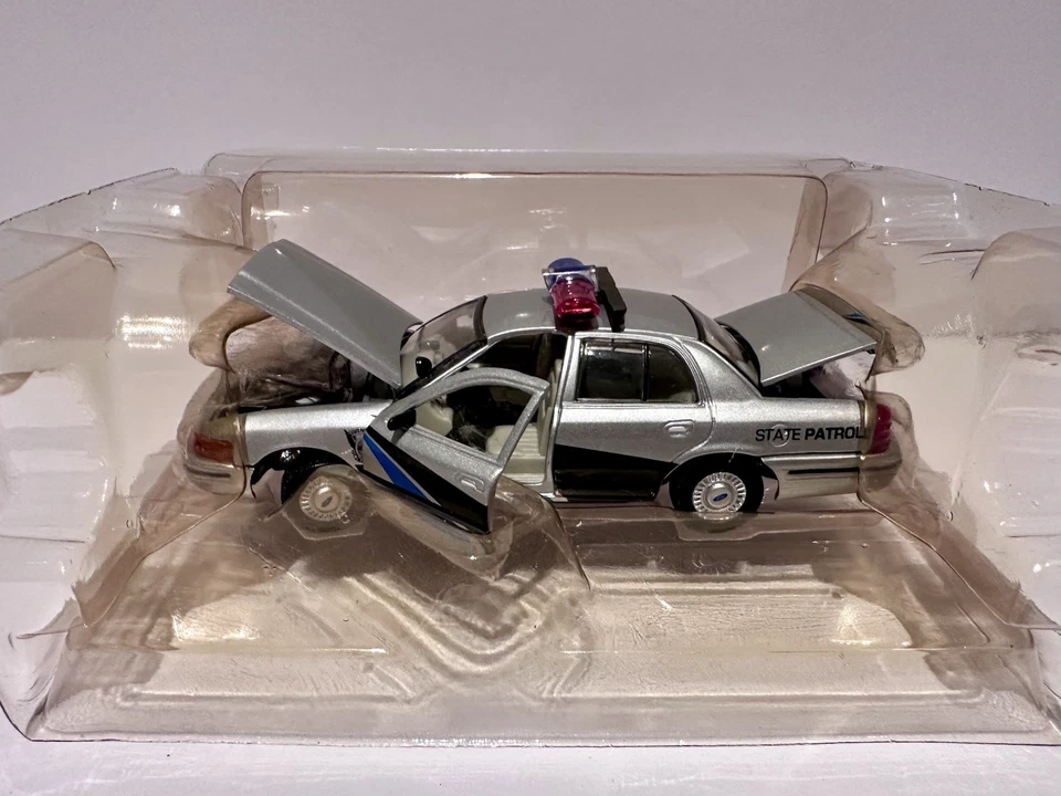 GEARBOX 2000 Ford Crown Victoria Colorado State Police Interceptor Diecast 1:43 - Image 3 of 4