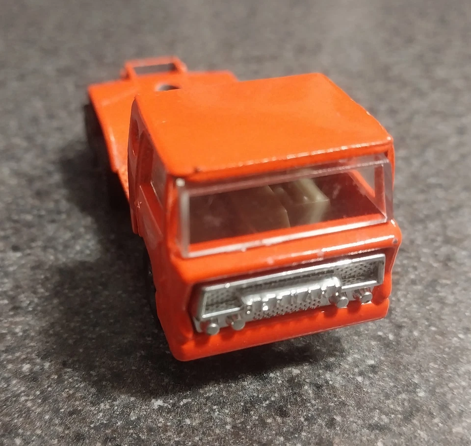 Semirremolque tractor Majorette Bernard Francia rojo, serie 300 Foto 2 de 4