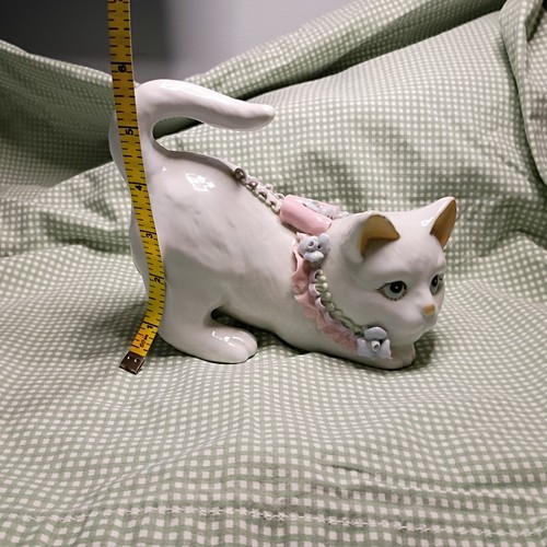 White Porcelain Ceramic Cat with Sculpted Blue Roses/ Pink Bow/ Circa 1960 - Bild 6 von 7