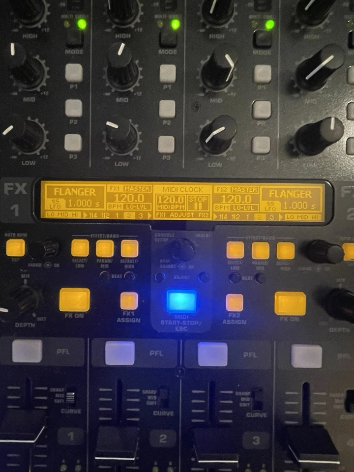 BEHRINGER DDM4000 4 CHANNEL MIXER Digital Pro Mixer DDM4000 - Image 2 of 4