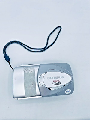 Olympus Camedia D-580 Zoom Digital Camera Silver 4.0 MP 1.8'' LCD 3x Optical Zoom