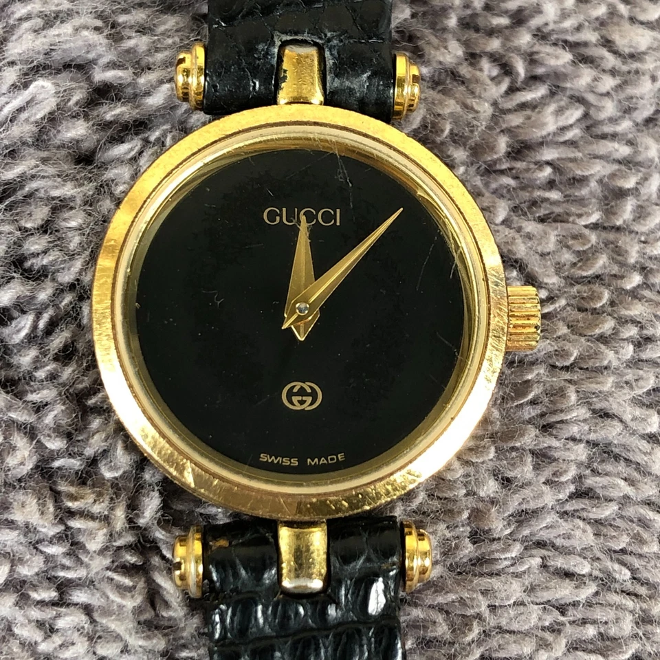 Cuarzo de cuero vintage Gucci para mujer esfera negra para piezas de reloj o reparación solamente Foto 2 de 4