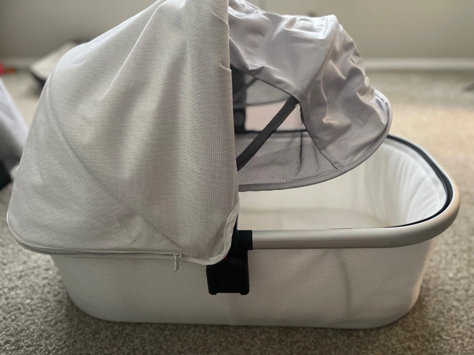 Carrinho UPPAbaby berço para carrinho ou suporte, ou sozinho, ligeiramente usado - Imagem 4 de 4