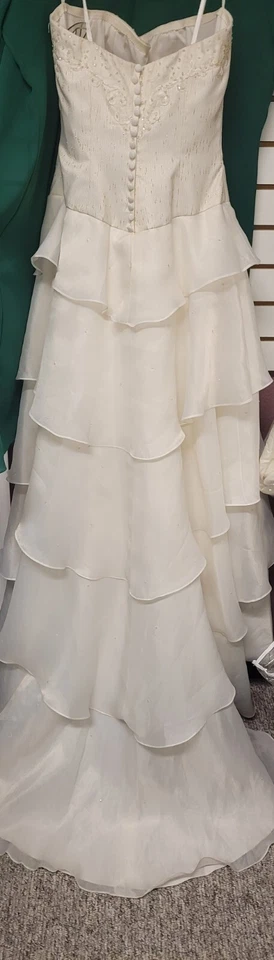 Eden Bridals, talla 8, blanco diamante, corpiño con cuentas, organza en capas, línea A Foto 4 de 4