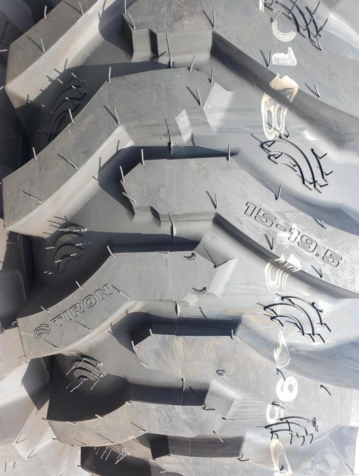 Neumático de 15-19,5 para algunos cortacéspedes compacto de jardín Yanmar 4x4 6 capas R4 15x19,5 Foto 3 de 4