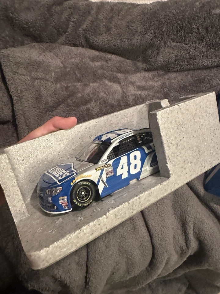 Chevrolet diecast 1:24 Atlanta Win Lowe's 2015 autografiado por Jimmie Johnson  Foto 3 de 4