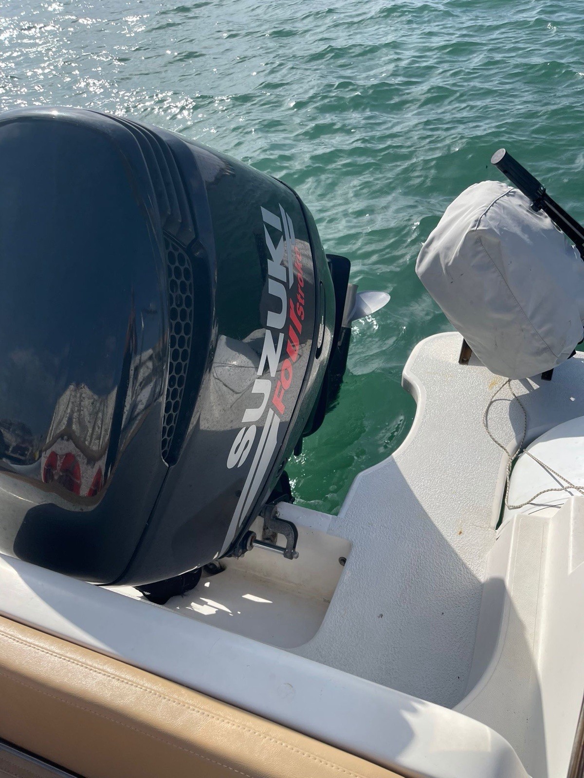 Suzuki motore fuoribordo 4 tempi per gommone RIB bianco con prendisole foto 6