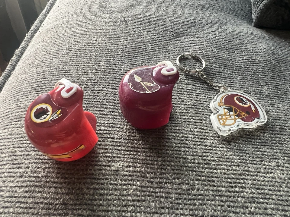 2 mini capacete e chaveiro vintage de plástico Washington pele vermelha chiclete - Imagem 3 de 4