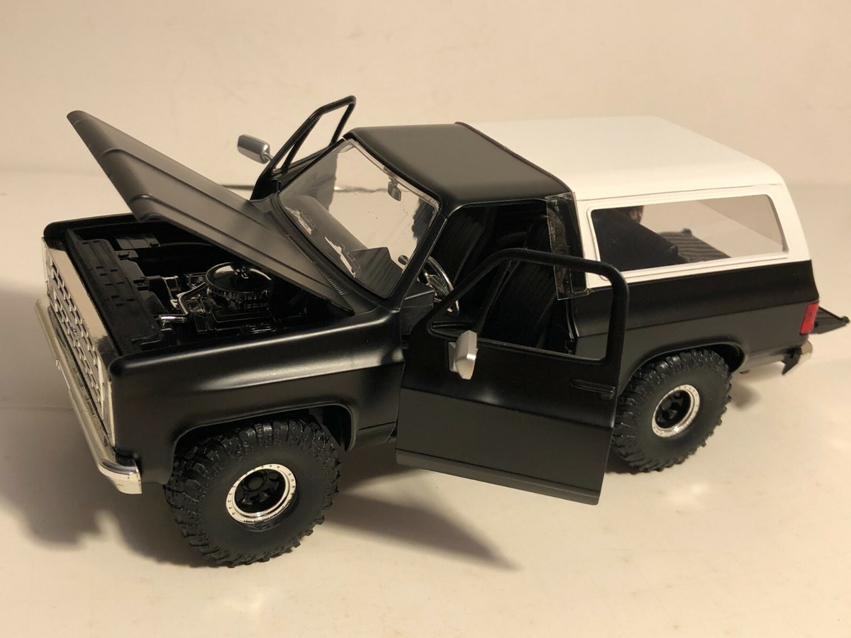 JADA 1980 シボレーブレーザー & スモーキーベアー・フィギア JADA JUST TRUCKS 1980 CHEVY BLAZER MATTE BLACK / WHITE 1:24 OFF