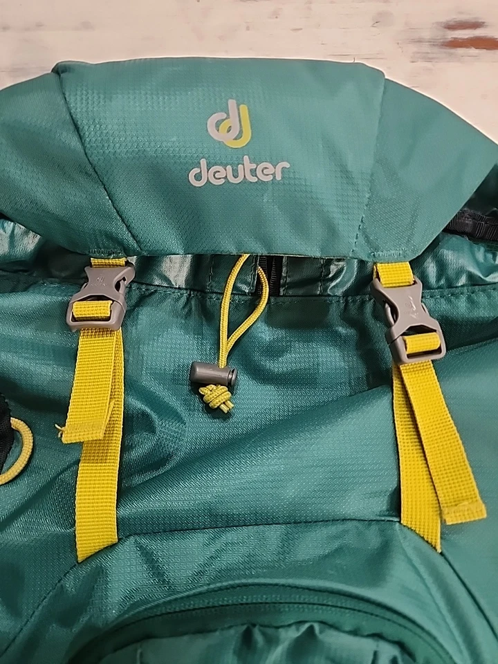 Deuter Junior Backpack Green Logo High Quality Lightweight Camping Hiking  - Image 3 of 4