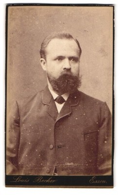 Fotografie Louis Becker, Essen, Fleischmarkt, Portrait stattlicher junger Mann  