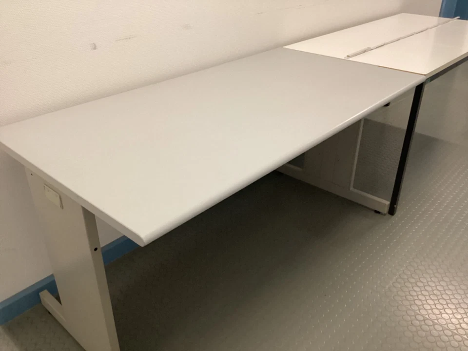 2 Schreeibtische mit Stahlgestell