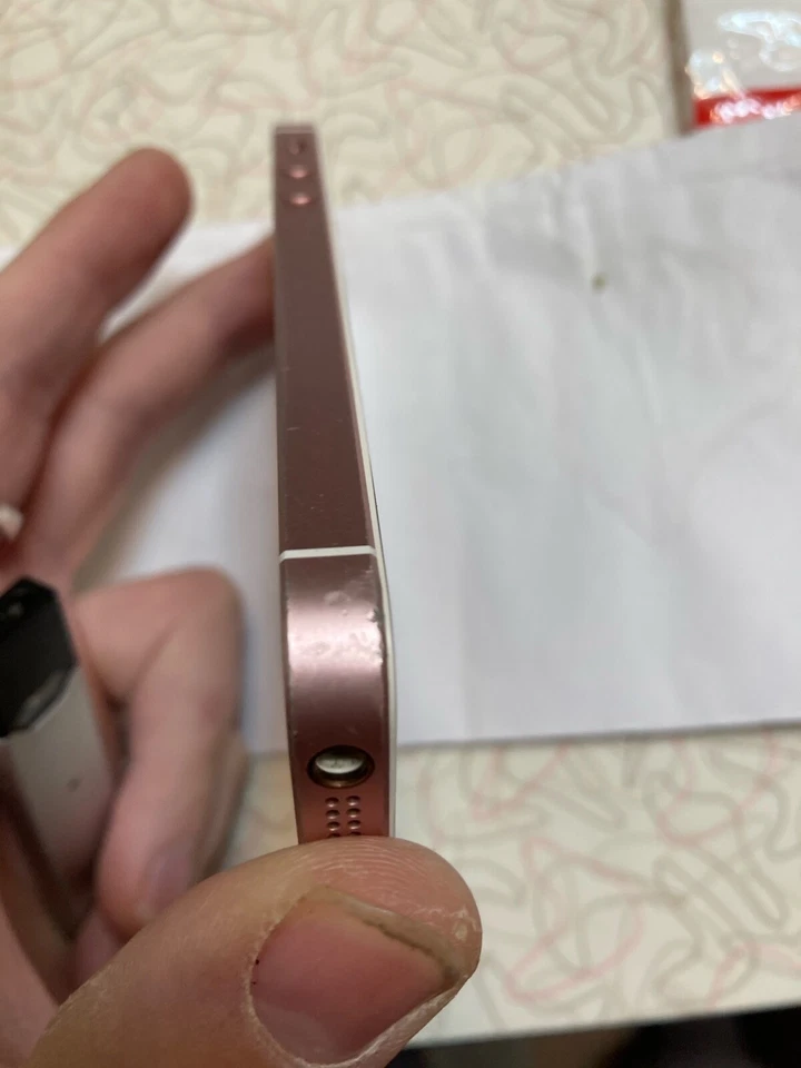 Apple iPhone SE 32GB, Rose Gold, T-Mobile Locked w/ original box & otter box - Image 4 of 4