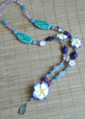 Damen Kette Charms Glasperlen lila Frangipani Blume Keramik türkis be true