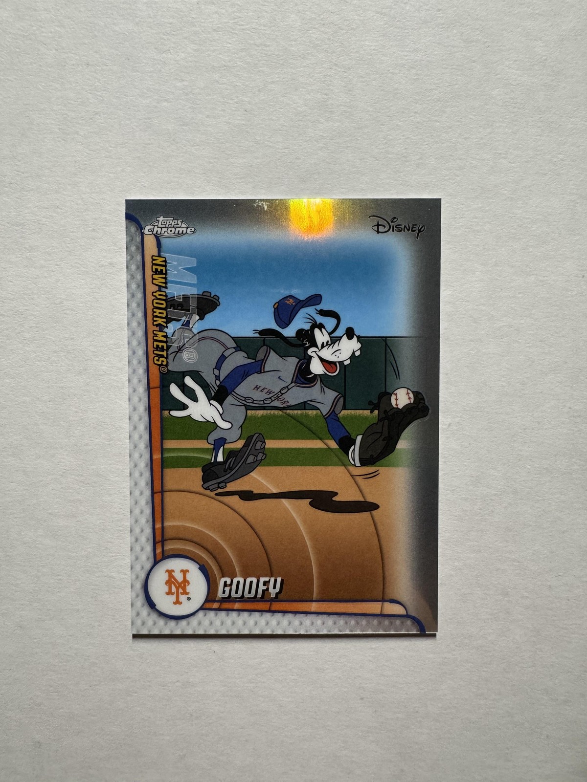 Goofy 2025 Topps Chrome Update Mickey & Friends #MLBA-22 New York Mets Refractor