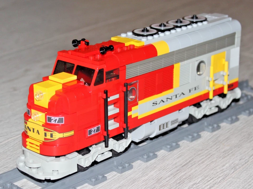 LEGO; Eisenbahn - Große Diesellok Santa Fe ähnlich 10020 - Bild 2 von 3