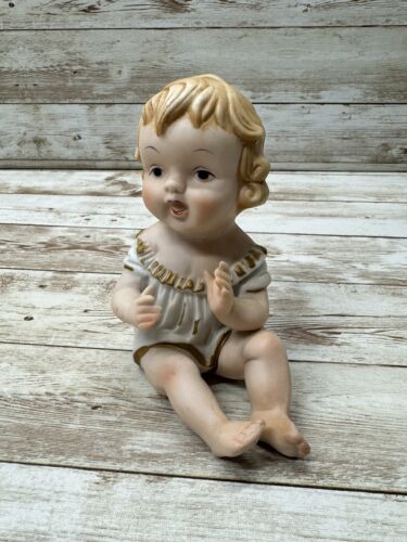 Figurine vintage piano bébé fille exposant son bas 4,5 pouces biscuit de grande taille - Photo 1 sur 6