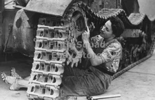WW2 Picture Photo Worker installs crawler track 6336