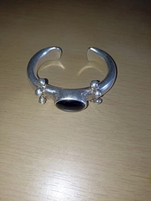 Jolie Bracelet Vintage Genre Ethnique Avec Pierre Noir Laiton Argenté  - Photo 1/4