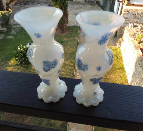Pair of 19th Century French Baccarat Milk Opaline Glass Vases - Picture 19 of 23