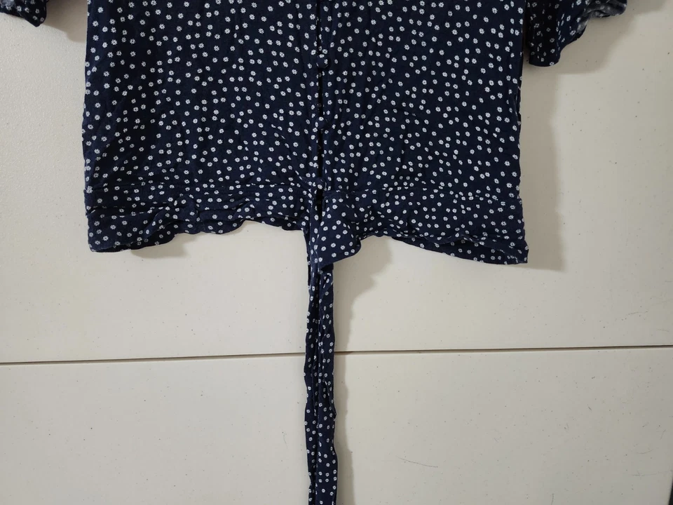 Top Abercrombie Fitch para mujer M azul corbata corta frontal abotonada viscosa geométrica Foto 2 de 4