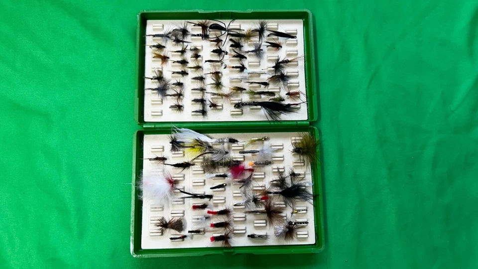 Caixa de pesca com mosca Fox GrFly. 85 moscas de pesca de salmão truta. Ganchos individuais. - Imagem 4 de 4
