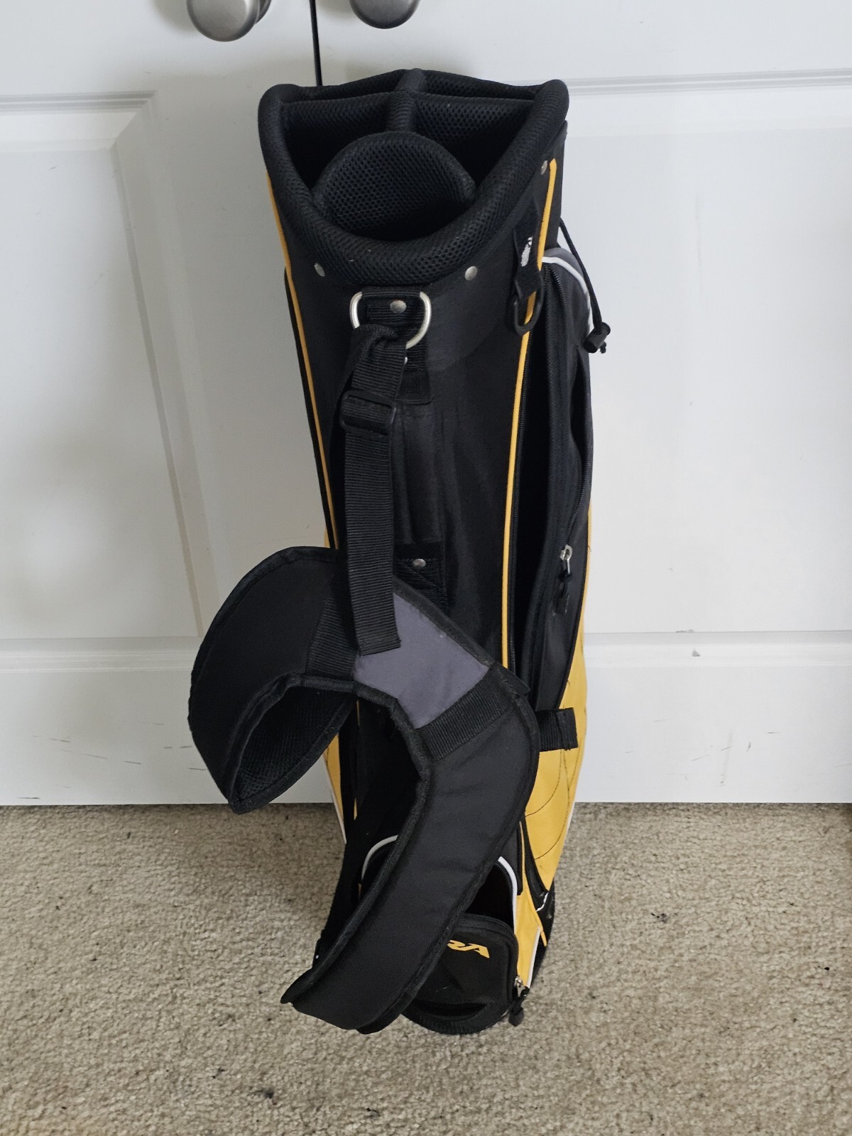 Wilson Ultra BLK Standing/ Carrying Golf Bag | Black W/Gold Trim MINT condition 