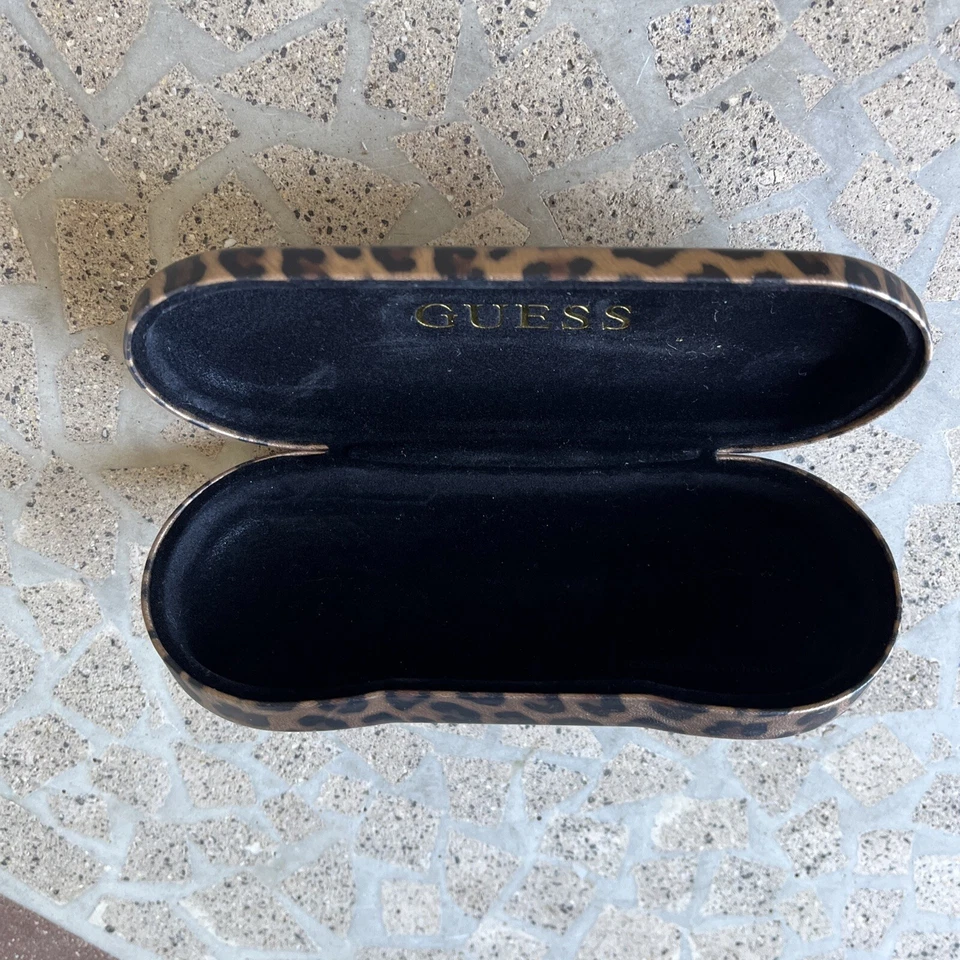 GUESS Estuche para Gafas de Sol Marrón Patrón Leopardo Tema Almeja Estuche para Gafas Usado Foto 4 de 4