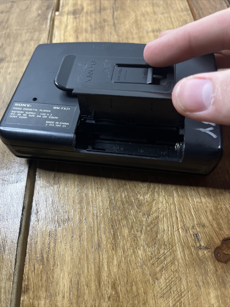 【動作品】ソニー海外仕様ラジオカセットウォークマン　WM-FX21 動作品】ソニー海外仕様ラジオカセットウォークマン WM-FX21