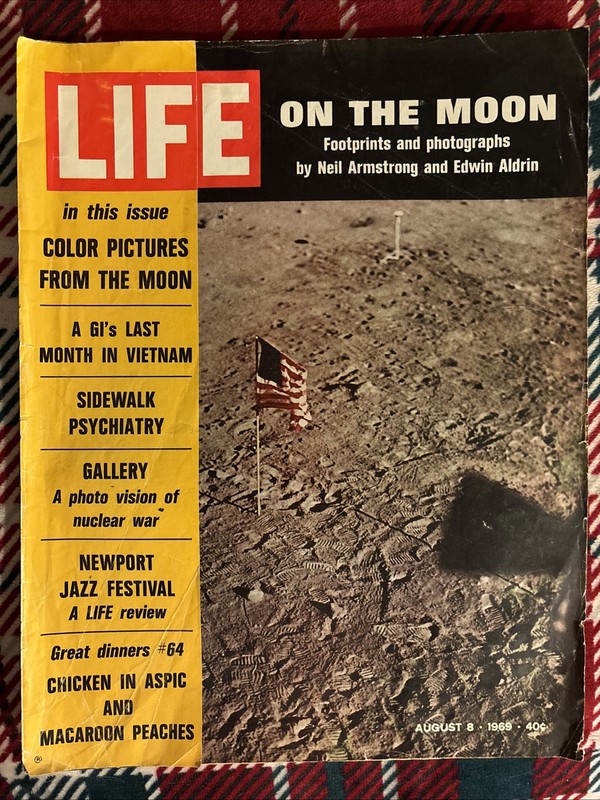 LIFE MAGAZINE August 8, 1969 LIFE ON THE MOON Apollo 11 Neil Armstrong Excellent