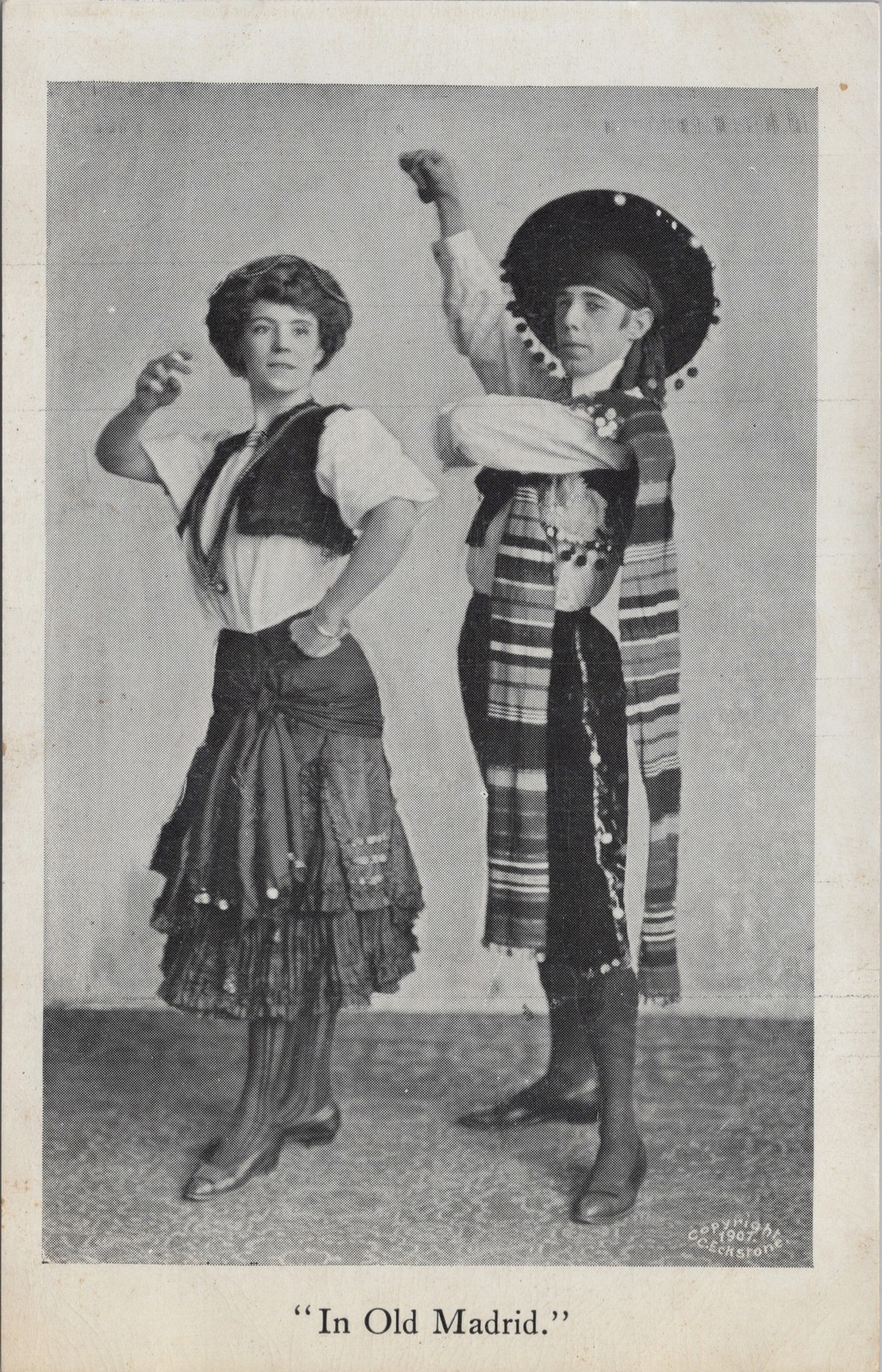 Postal teatral de disfraces españoles "En el Madrid Viejo" 1907