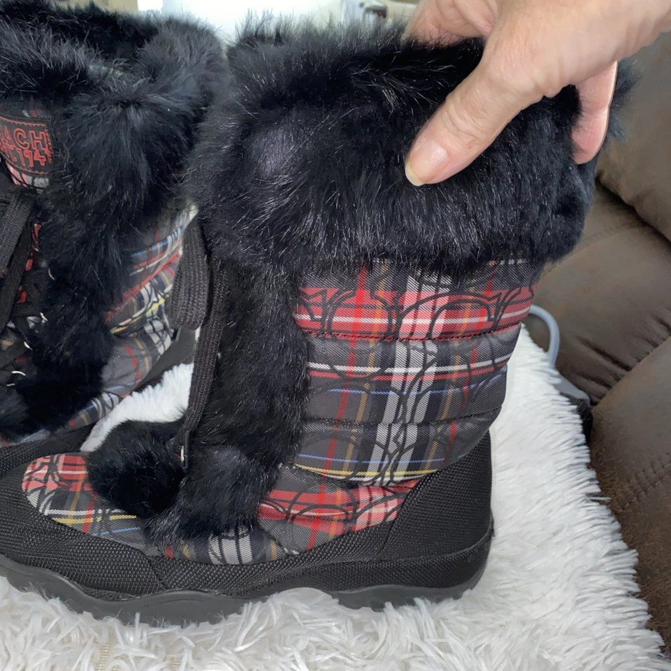 Botas de nieve Coach Jennie acolchadas a cuadros con adornos de piel negra talla 8 rojas negras a cuadros Foto 2 de 4