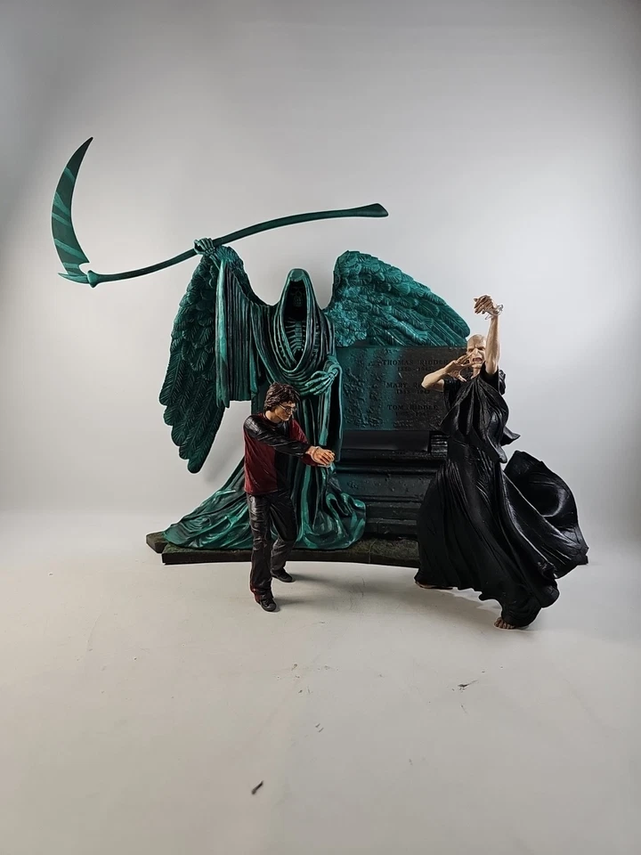 NECA Harry Potter Vs. Lord Voldemort Cementerio Duelo Acertijo Familia Tumba Diorama Foto 2 de 4