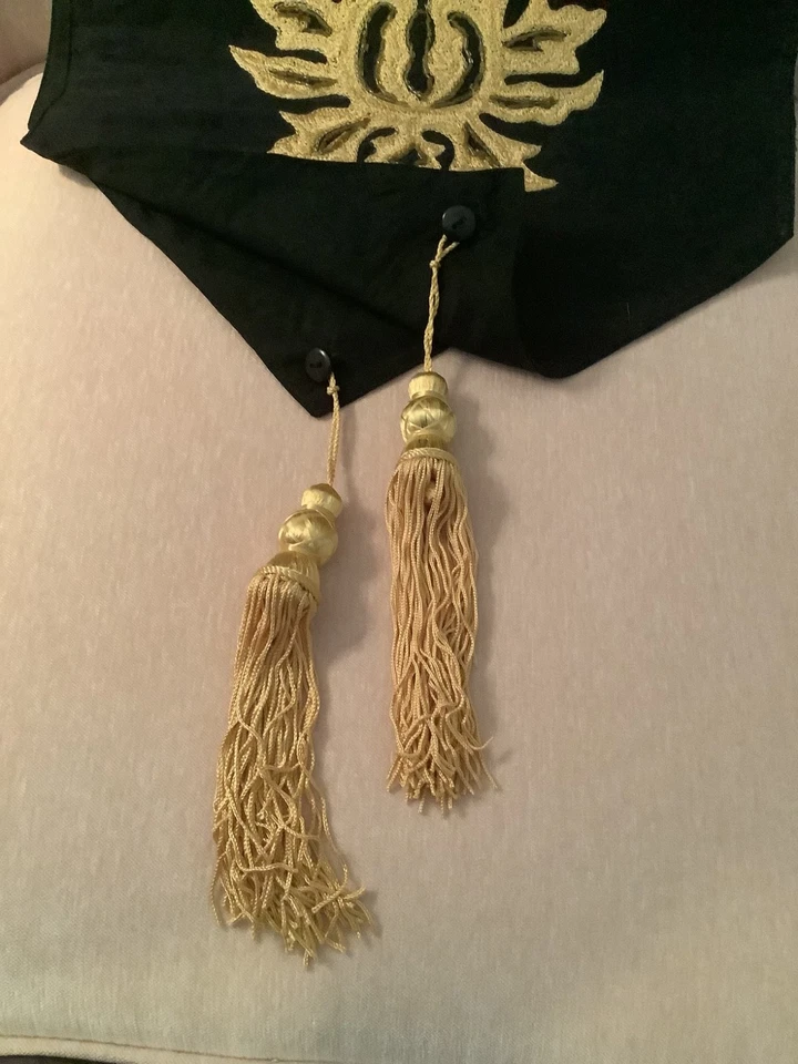 Corredor de mesa 72"x 13" negro con bordado dorado y cuentas con borlas desmontables Foto 2 de 4