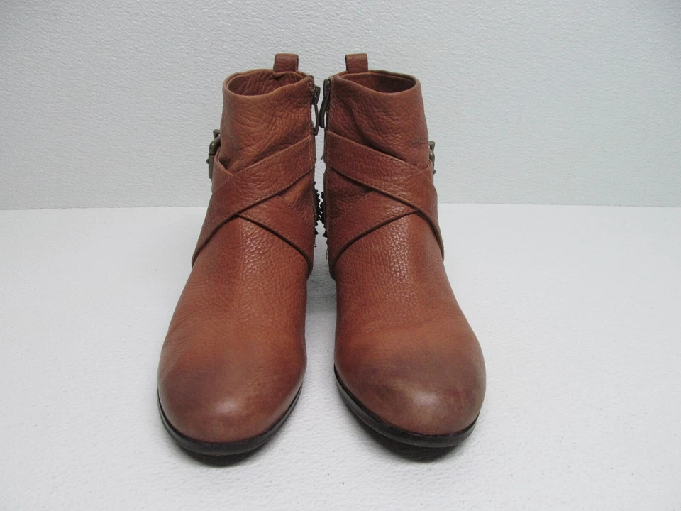 Botines Vince Camuto Marcin de cuero granulado con clavos tachonados para mujer talla 9,5B Foto 2 de 4