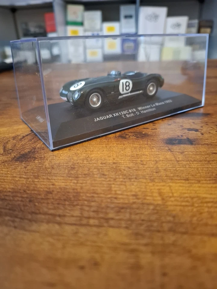 IXO LM1953 Jaguar XK 120C #18 Le Mans Winner 1953 - Rolt/Hamilton escala 1/43 - Imagem 3 de 4